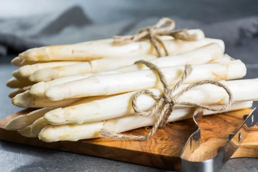 Weisser Spargel auf einem Holzbrett. 