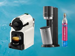 Kaffeemaschine, Wassersprudler und CO₂-Zylinder nebeneinander vor blauem Hintergrund.