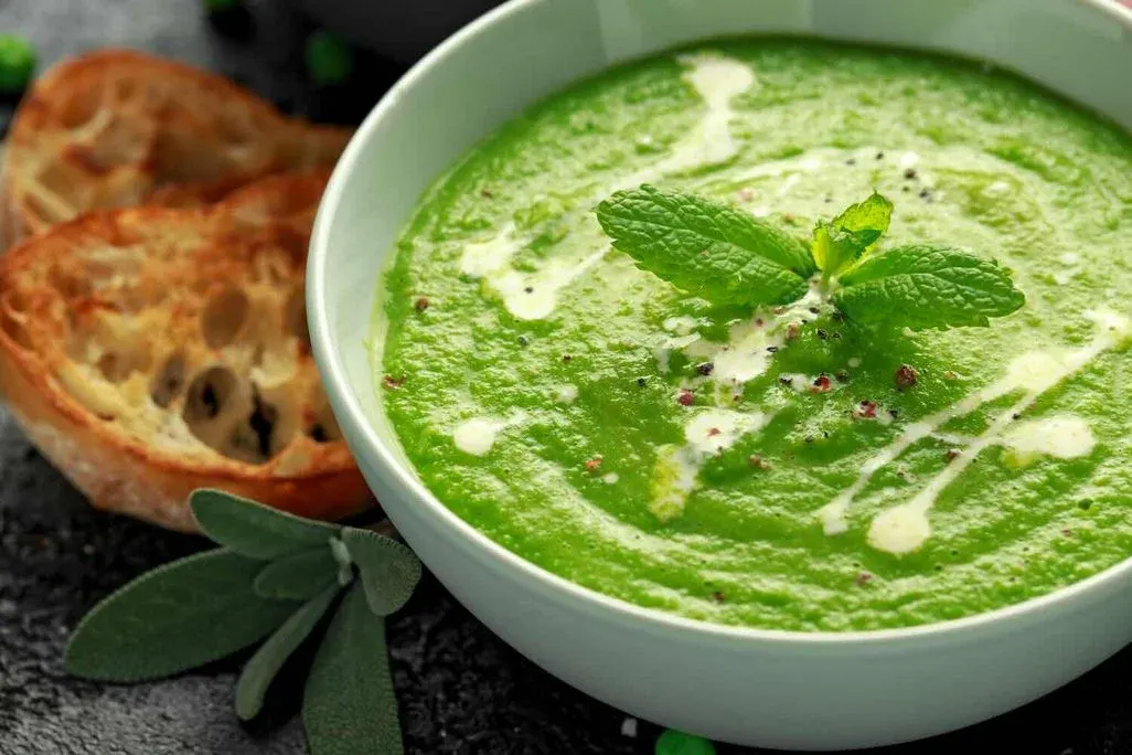 Bild von einer Schüssel mit Avocado-Erbsen-Minze-Aufstrich