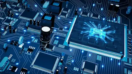 Computer-Mainboard mit leuchtenden blauen Schaltkreisen und verschiedenen Chips in Nahaufnahme
