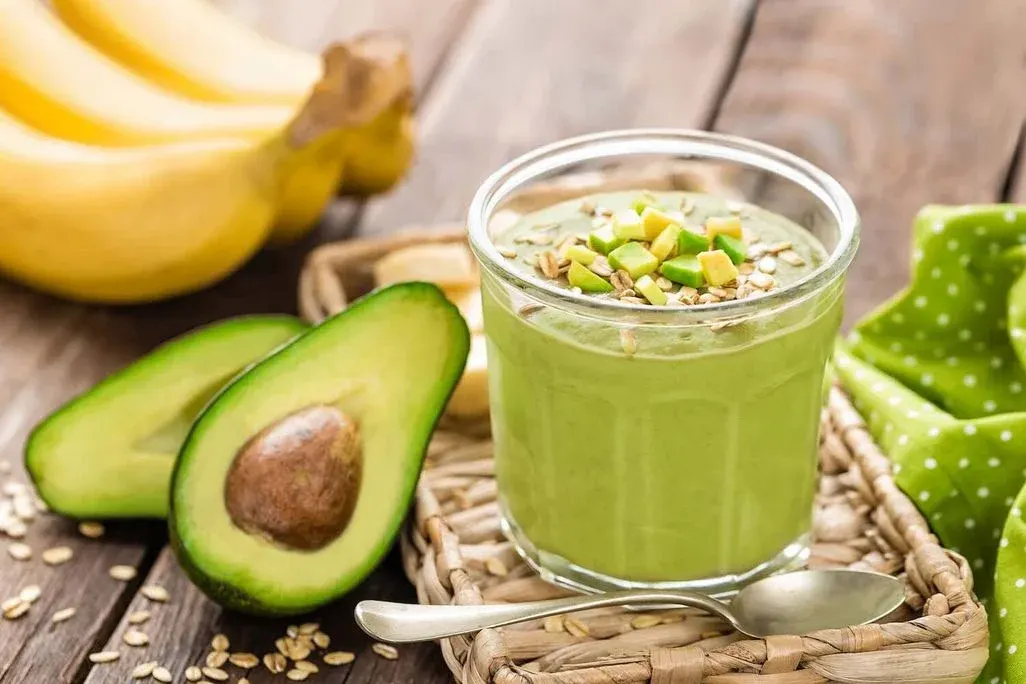 Avocadosmoothie mit Banane und Haferflocken