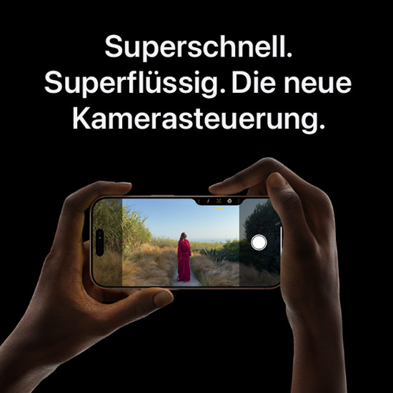 Eine Person in roter Kleidung wird mit einem Smartphone in einer ländlichen Gegend fotografiert. Schwarzer Hintergrund.