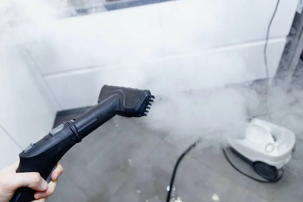 Schimmel aus Fugen entfernen: Hier helfen tatsächlich Soda und Backpulver. Darüber hinaus kann man auch einen Dampfreiniger einsetzen.