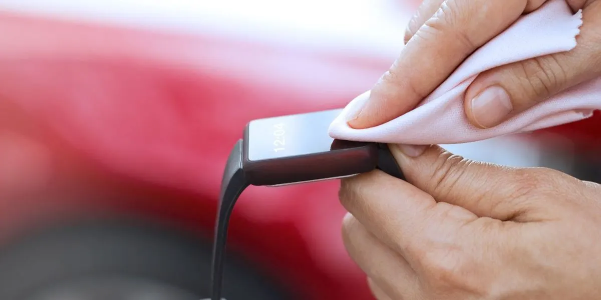 Smartwatch wird mit einem Tuch gereinigt.