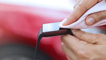 Smartwatch wird mit einem Tuch gereinigt.