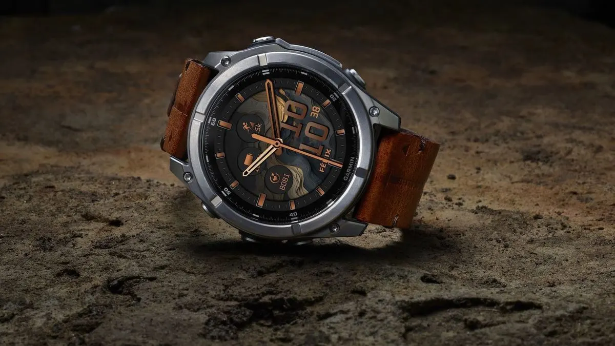 Eine Smartwatch mit braunem Lederarmband liegt auf einer rauen Steinoberfläche