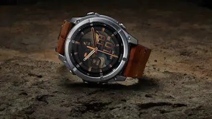 Eine Smartwatch mit braunem Lederarmband liegt auf einer rauen Steinoberfläche