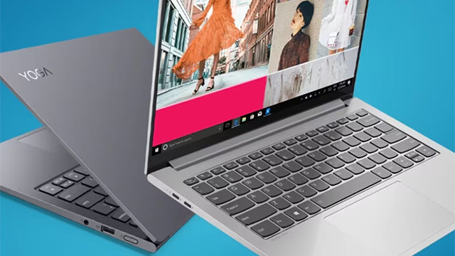 Zwei graue Lenovo Yoga Laptops vor blauem Hintergrund. Auf einem Laptop ist ein Display mit Modefotos zu sehen.
