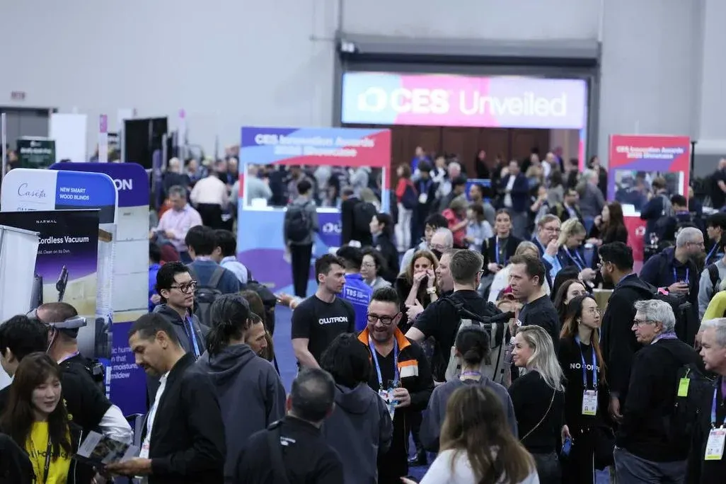 Menschenmenge auf der CES-Messe, Fachbesucher tauschen sich an Ständen über neue Techniktrends aus.
