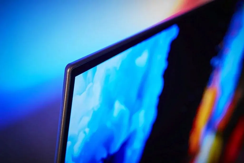 Kante eines Philips-Fernsehers in der Nahaufnahme