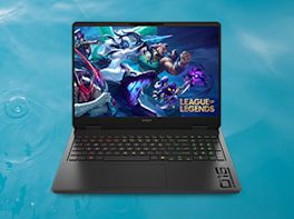 Ein Gaming-Notebook vor blauem Hintergrund.