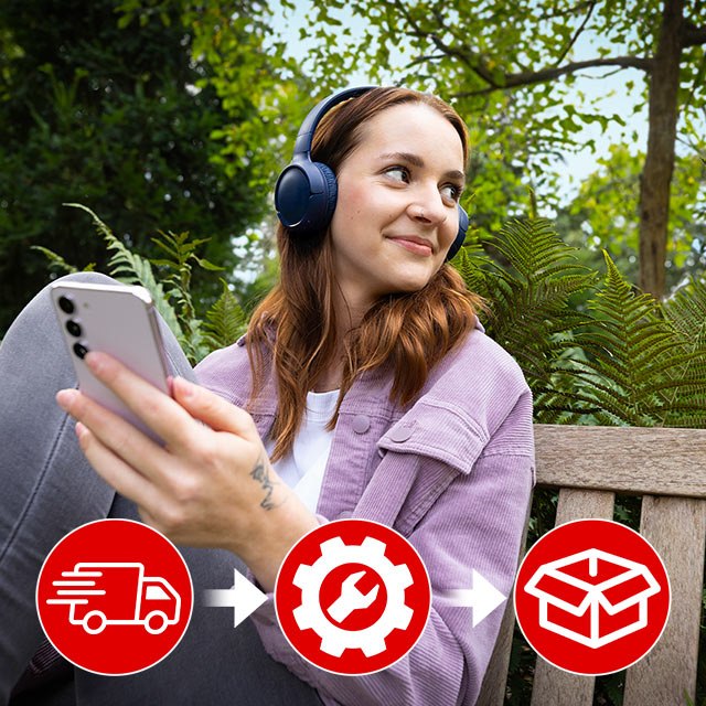 Eine Person mit Kopfhörern und Smartphone sitzt auf einer Bank. Grafiken zeigen Lieferung, Einrichtung und Verpackung.