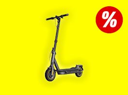 E-Scooter vor gelben Hintergrund. Rechts oben im Bild ist ein großes Prozentzeichen zu sehen.