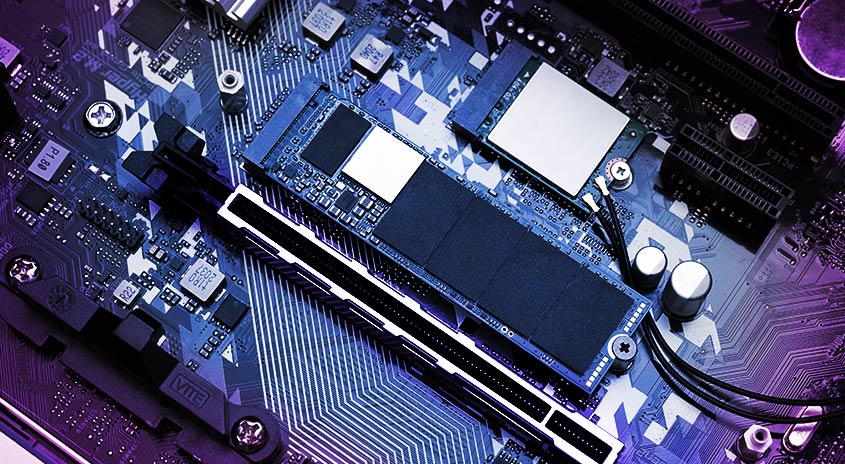 Nahaufnahme einer blauen Computerplatine mit elektronischen Bauteilen.