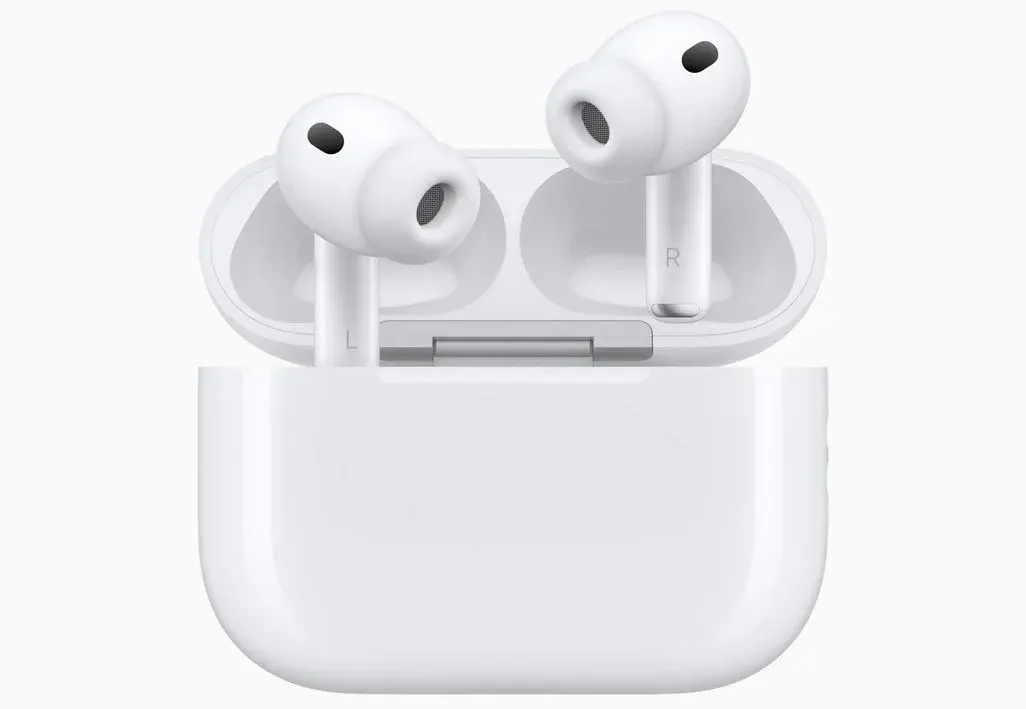 Ein Paar weiße Apple AirPods Pro In-Ear-Kopfhörer, die leicht über ihrem geöffneten weißen Ladecase schweben.