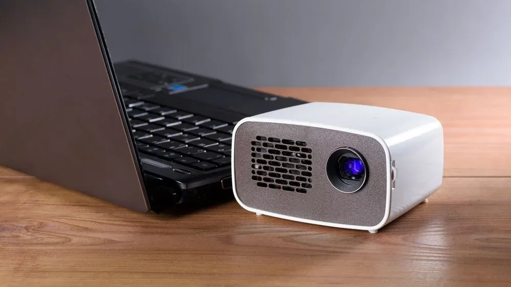 Laptop mit Beamer verbinden: So geht's | MediaMagazin
