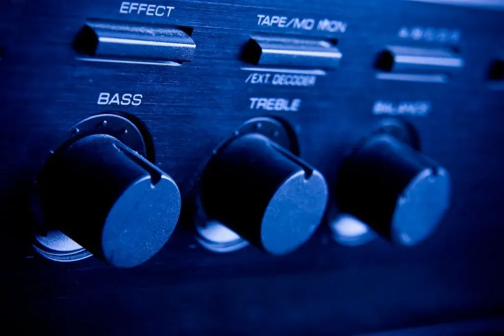 AV Receiver in Nahaufnahme: Bass, Treble und Balance