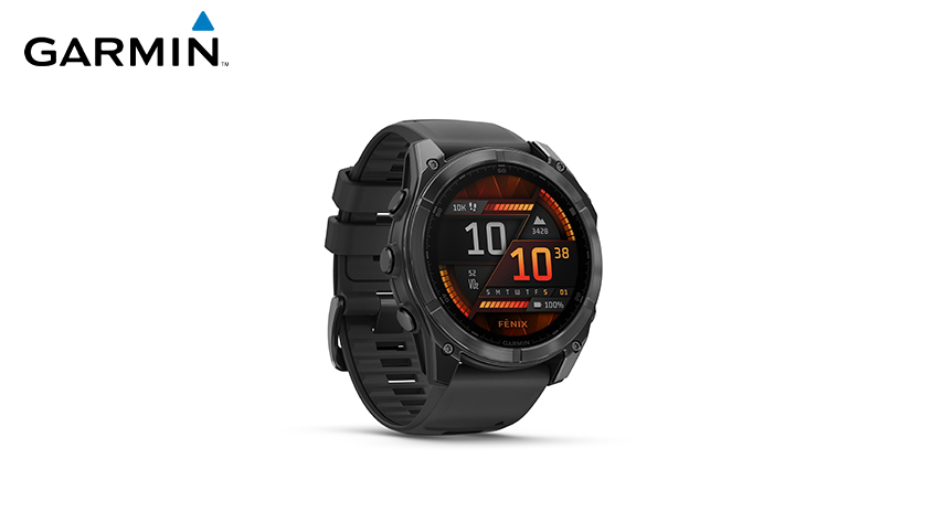 Schwarze Garmin Fenix Uhr mit Daten auf schwarzem Bildschirm. Zeigt Zeit, Herzfrequenz und Schritte.