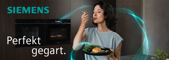 Frau mit Kochlöffel hält Teller mit perfekt gegartem Lachs. Siemens iQ700 Backofen im Hintergrund. Text: "Perfekt geart." Türkise KI-Visualisierung.