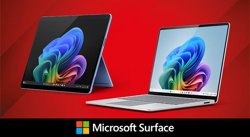 Zwei Microsoft Surface-Geräte auf rotem Grund. Links ein Tablet mit Ständer, rechts ein geöffneter Laptop, beide mit Farbmuster auf dem Bildschirm.