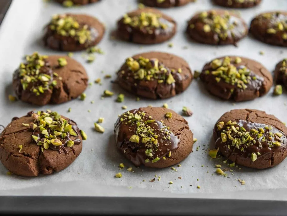 Kekse mit Pistazien backen auf einem Backblech mit Backpapier