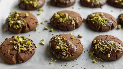 Kekse mit Pistazien backen auf einem Backblech mit Backpapier