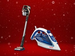 Produktbild eines Stick-Staubsaugers und eines Bügeleisens vor rot-weihnachtlichem Hintergrund.