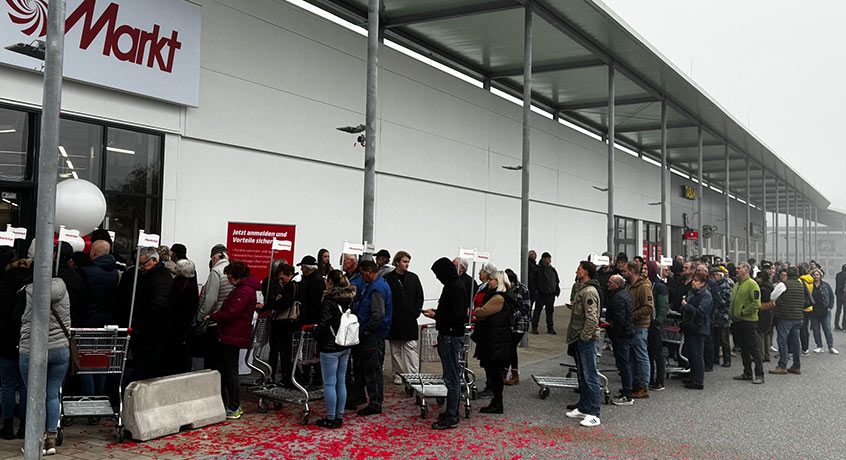 Eine lange Schlange von Kunden wartet vor dem MediaMarkt Fürstenfeld bis der Markt endlich öffnet.