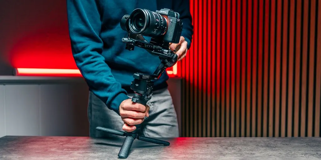 Person haelt eine Sony Kamera auf einem DJI Gimbal