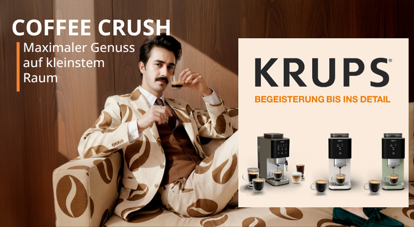 Mann in Kaffee-Muster-Jacke sitzt vor Krups Kaffeemaschinen. COFFEE CRUSH: Maximaler Genuss auf kleinstem Raum. Begeisterung bis ins Detail.