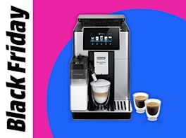 Kaffeevollautomat vor farbigem Kreis in Pink und Blau. Links im Bild steht: Black Friday.