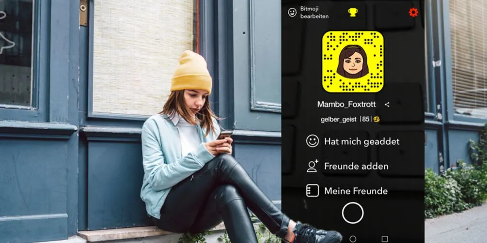 Frau sitzt draussen und nutzt ein Handy, daneben groß ein geöffnetes Snapchat Profil.