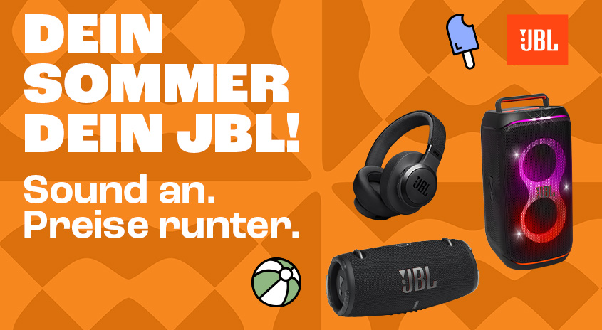 Orangefarbenes JBL-Werbebild mit Kopfhörern, Lautsprechern, Eis am Stiel und Strandball vor geometrischem Hintergrund.
