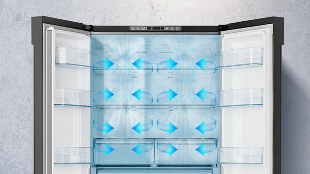 Offener Kühlschrank mit Glasregalen und Schubladen, dargestellt mit blauen Pfeilen, die die Luftzirkulation zeigen. Grauer Hintergrund.