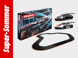 Produktbild eines Carrera Hybrid Super-Set. Zu sehen sind die Verpackung, zwei ferngesteuerte Rennwagen, ein Controller und eine schwarze, geschwungene Rennstrecke. Links befindet sich ein roter Balken mit der weißen Aufschrift „Super Sommer“