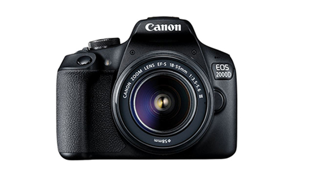 Eine schwarze Canon EOS 2000D Kamera mit Objektiv auf einem weißen Hintergrund.