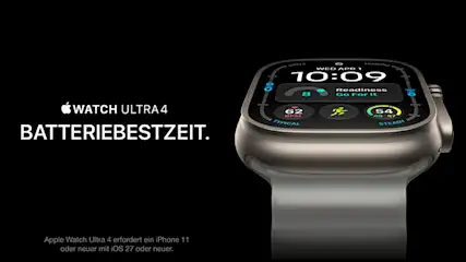 Nahaufnahme der Apple Watch Ultra 4 in Natural Titan auf schwarzem Grund mit dem Slogan Watch Ultra 4 - Batteriebestzeit.