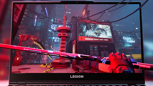 Auf dem Laptopbildschirm wird ein Videospiel mit roter Waffe und futuristischer Stadt gezeigt. Unten steht "Legion".