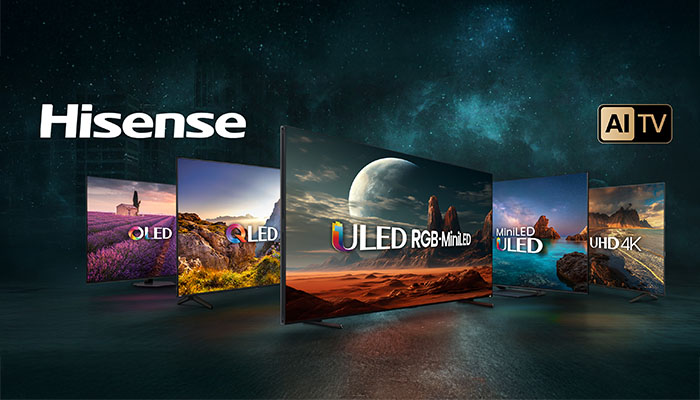 Produktpräsentation: Mehrere freistehende Hisense‑Fernseher in einer Reihe vor einem dunklen Sternenhimmel; Bildschirme zeigen Landschafts‑ und Weltraummotive; Links das Hisense‑Logo, rechts oben ein ‚AI TV‘‑Badge, auf Bildschirmen Labels wie OLED, QLED, ULED RGB‑MiniLED, MiniLED ULED und UHD 4K