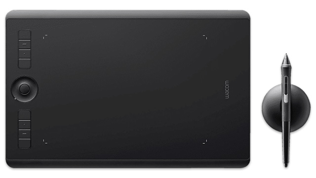 Schwarzes Grafiktablett mit Stifthalter und Stift auf weißem Hintergrund. Das Tablett hat Tasten und ein Drehrad.