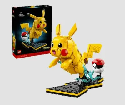 Gelbe Pikachu Lego Figur, im Hintergrund die Verpackung