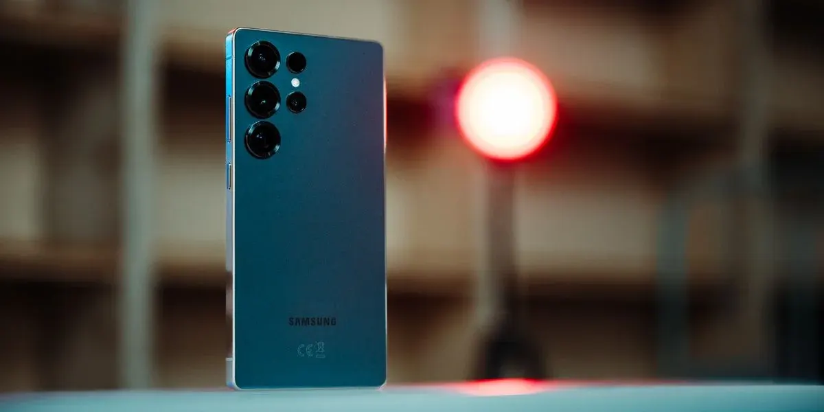 Rückansicht des Samsung Galaxy S25 mit Triple Kamera.