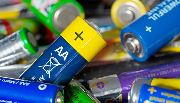 Nahaufnahme von AA- und AAA-Batterien in verschiedenen Farben und Größen.