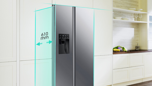 Silberner Doppeltürkühlschrank mit schwarzem Wasserspender, eingebaut in weiße Küchenschränke. Blaue Maßangabe links.