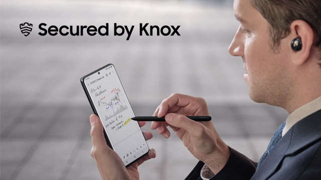 Ein Mann mit einem Ohrhörer hält ein Smartphone mit Notizen und einem Stift in der Hand. Oben links steht "Secured by Knox".