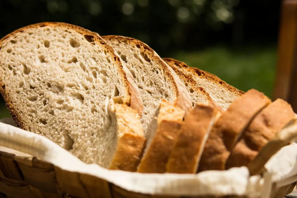 Weizenbrot aufgeschnitten in einem Korb.