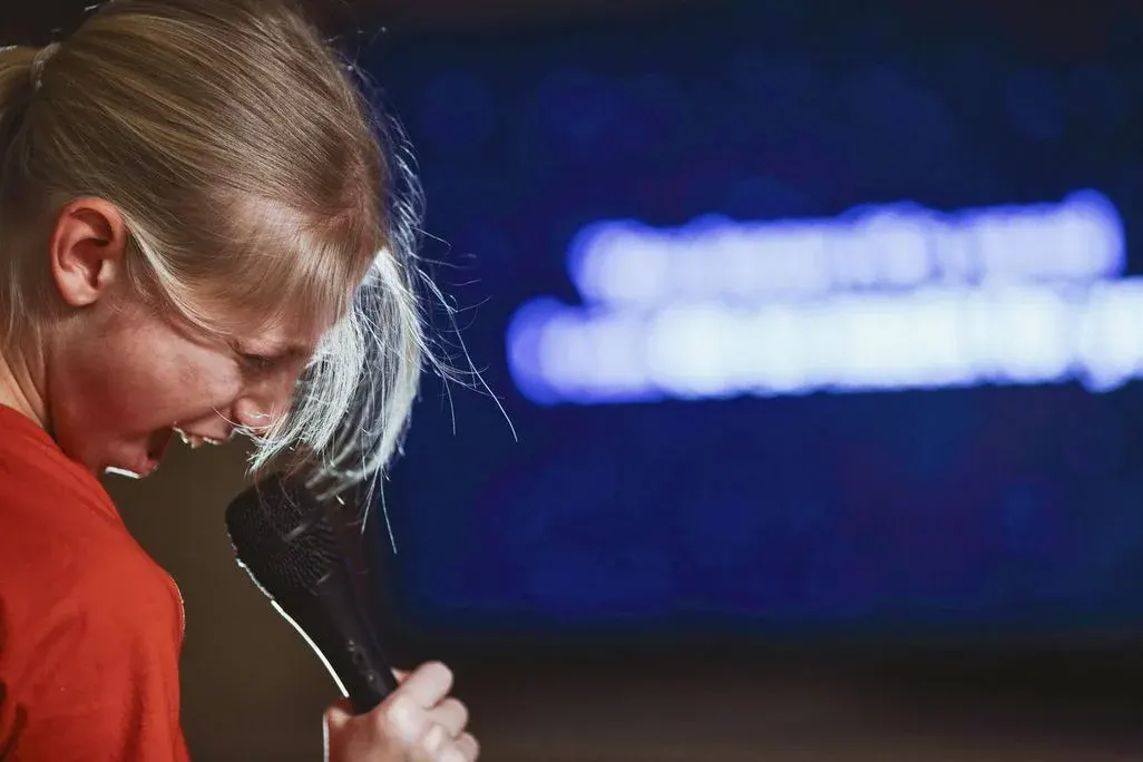 Auf jeden Fall macht eine Karaoke-Party Spaß.