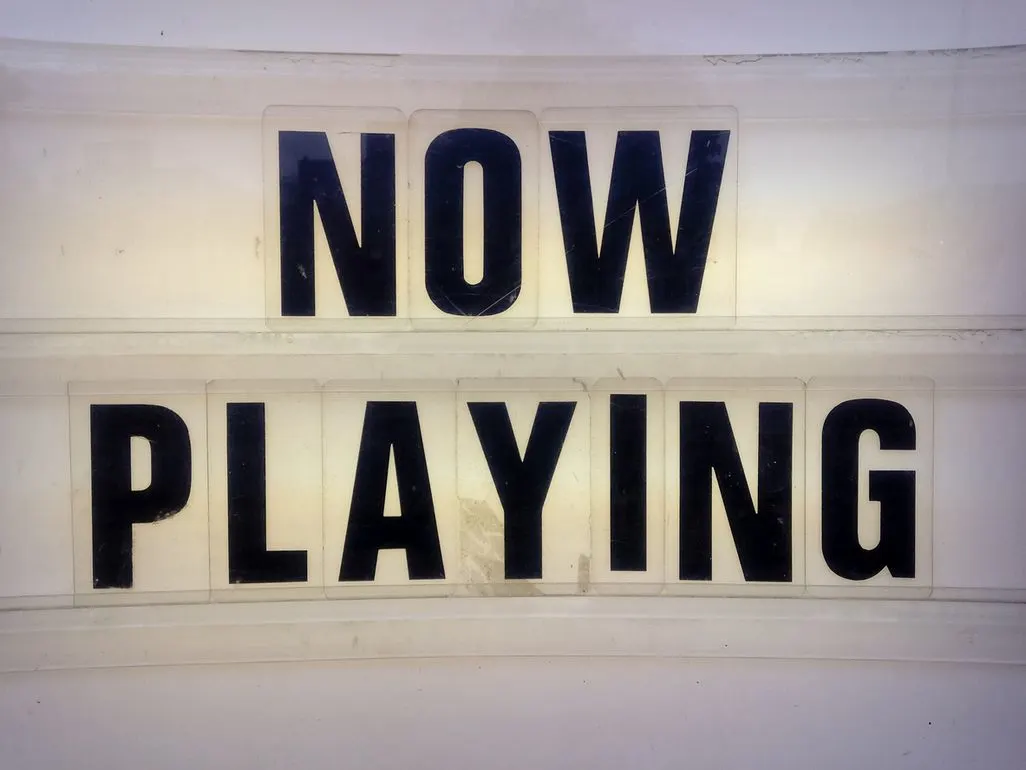 Leuchttafel mit der Aufschrift NOW PLAYING