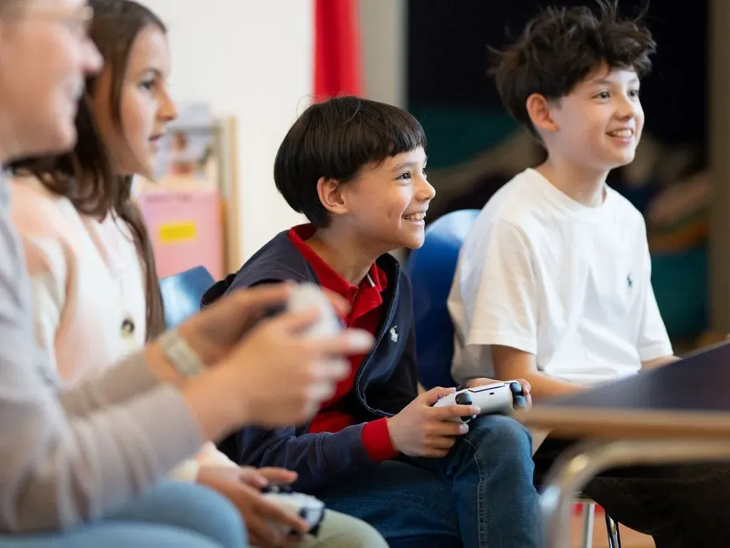 Fröhliche Kinder spielen auf der GAME CITY