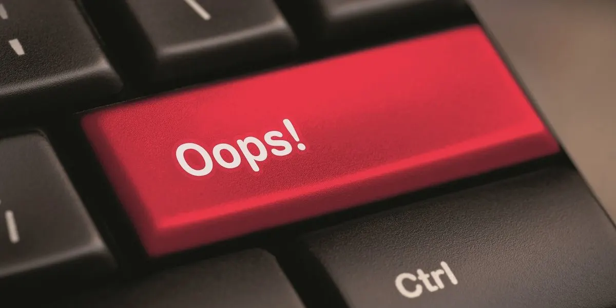 Rote Taste mit der Aufschrift Oops! auf einer Computertastatur neben der Strg-Taste.